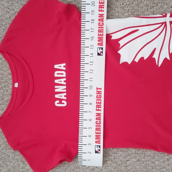 Red "Canada" T - Picture 5 of 6